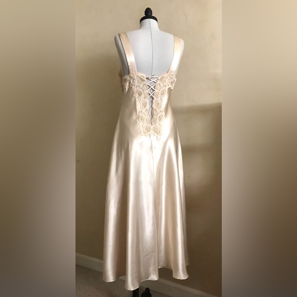 Gorgeous Vintage Victoria's Secret Lace and Satin Slip - Picture 5 of 15